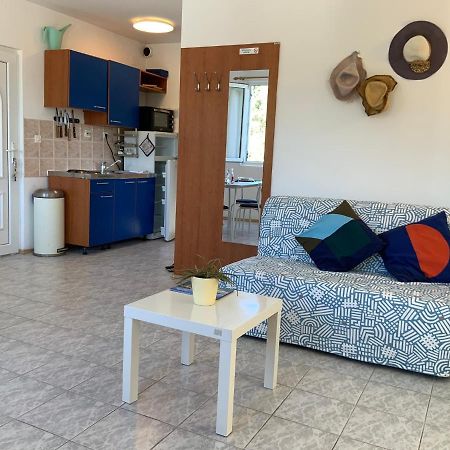 Solenta - Sunny & Bright Apartment Near Beach W Self Checkin Nečujam Kültér fotó